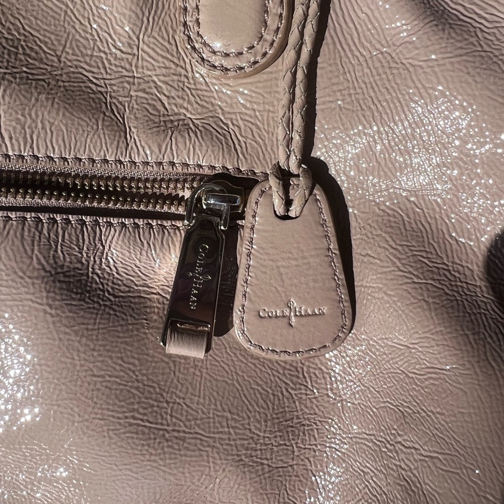 𝅺COLE Haan Tan Beige Patent Leather Tote Shoulder convertible crossbody Handbag - Picture 4 of 7